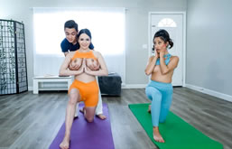Clases de yoga sexual con Isabella Nice y Aviana Violet